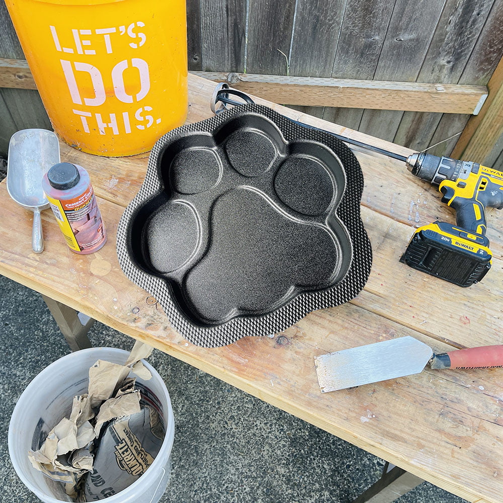 Paw Print Stepping Stone Mold 16 in B44752