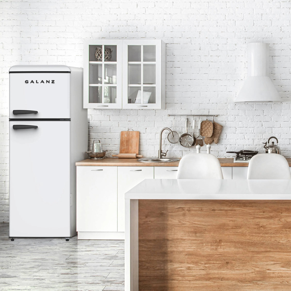 White 7.6 Cu Ft Retro Top Mount Refrigerator W5311